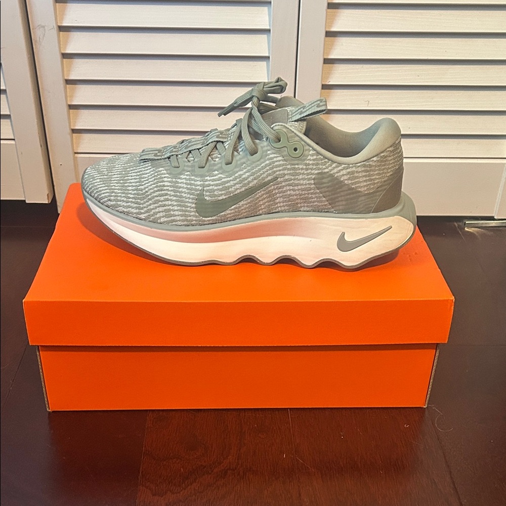 NEW IN BOX! Nike Motiva Walking Shoes. Women’s size 10, Men’s size 8.5